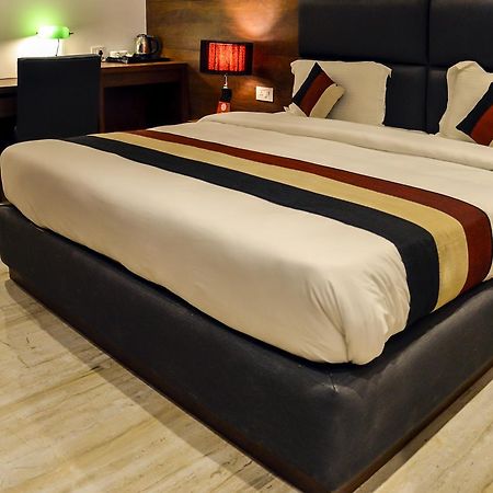 Oyo 1358 Hotel Crossroad Lucknow Zewnętrze zdjęcie
