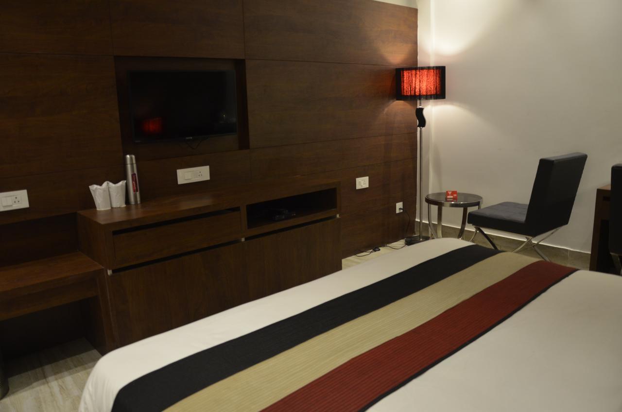 Oyo 1358 Hotel Crossroad Lucknow Zewnętrze zdjęcie
