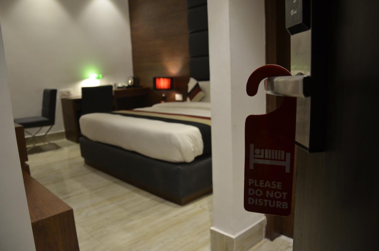Oyo 1358 Hotel Crossroad Lucknow Zewnętrze zdjęcie