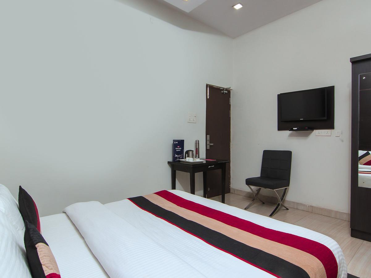 Oyo 1358 Hotel Crossroad Lucknow Zewnętrze zdjęcie