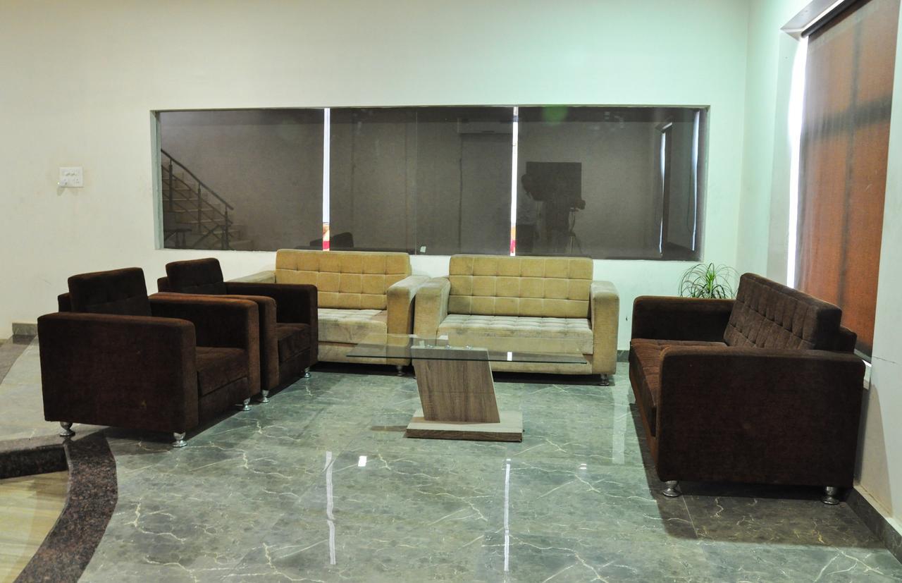 Oyo 1358 Hotel Crossroad Lucknow Zewnętrze zdjęcie