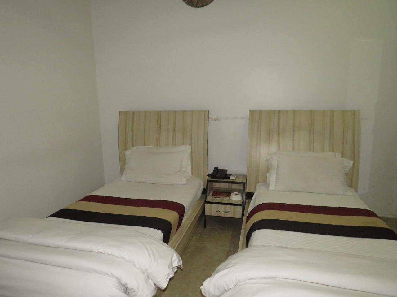 Oyo 1358 Hotel Crossroad Lucknow Zewnętrze zdjęcie