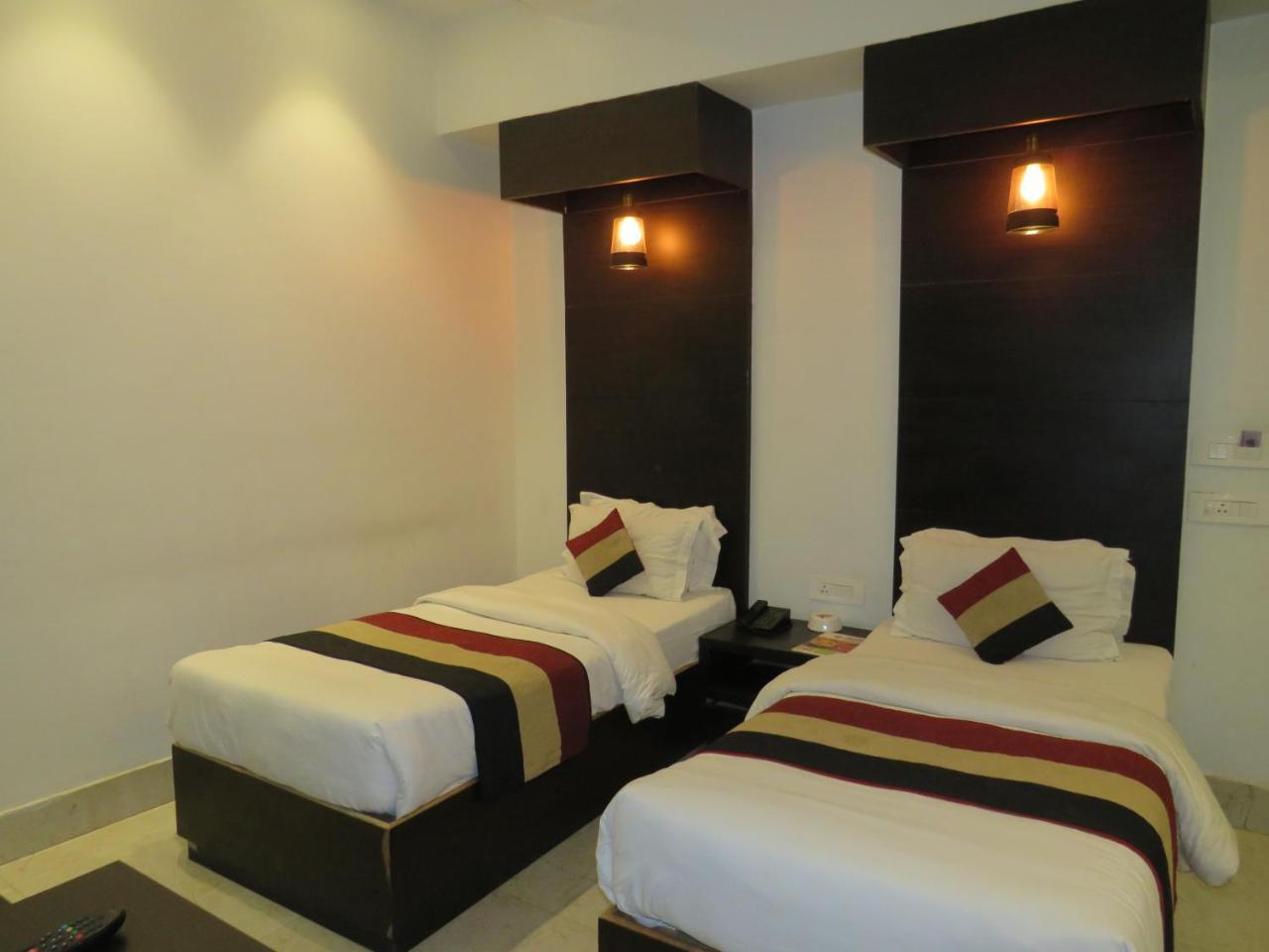 Oyo 1358 Hotel Crossroad Lucknow Zewnętrze zdjęcie