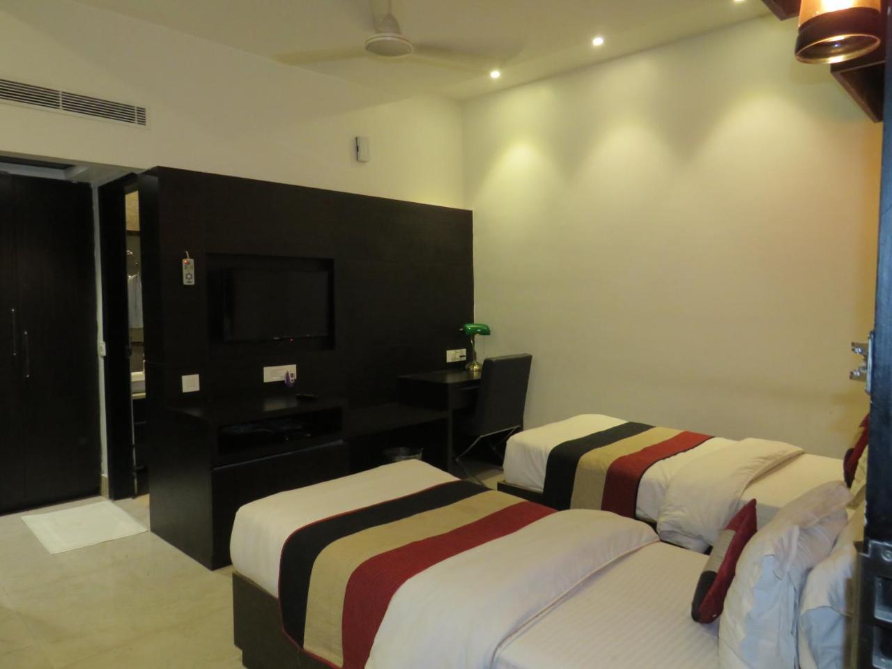 Oyo 1358 Hotel Crossroad Lucknow Zewnętrze zdjęcie